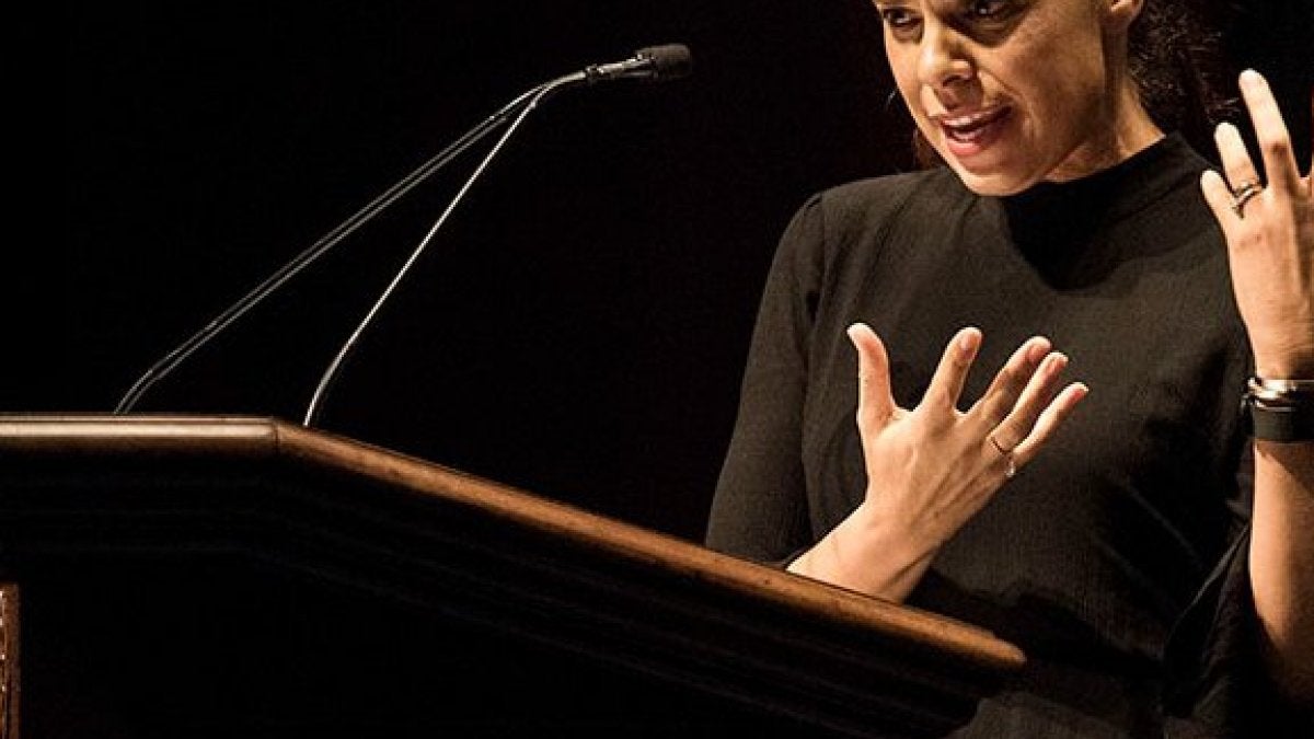 Soledad OíBrien speaks on stage.