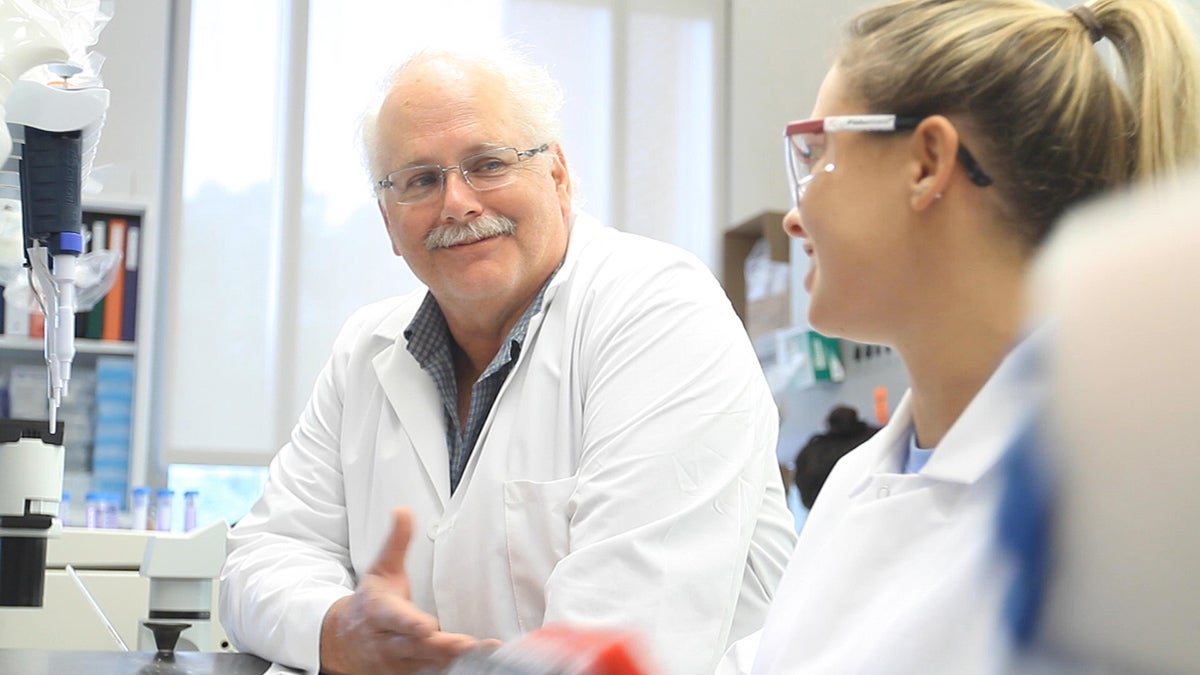 Ralph Baric speaks with Kenda Gully in the lab.