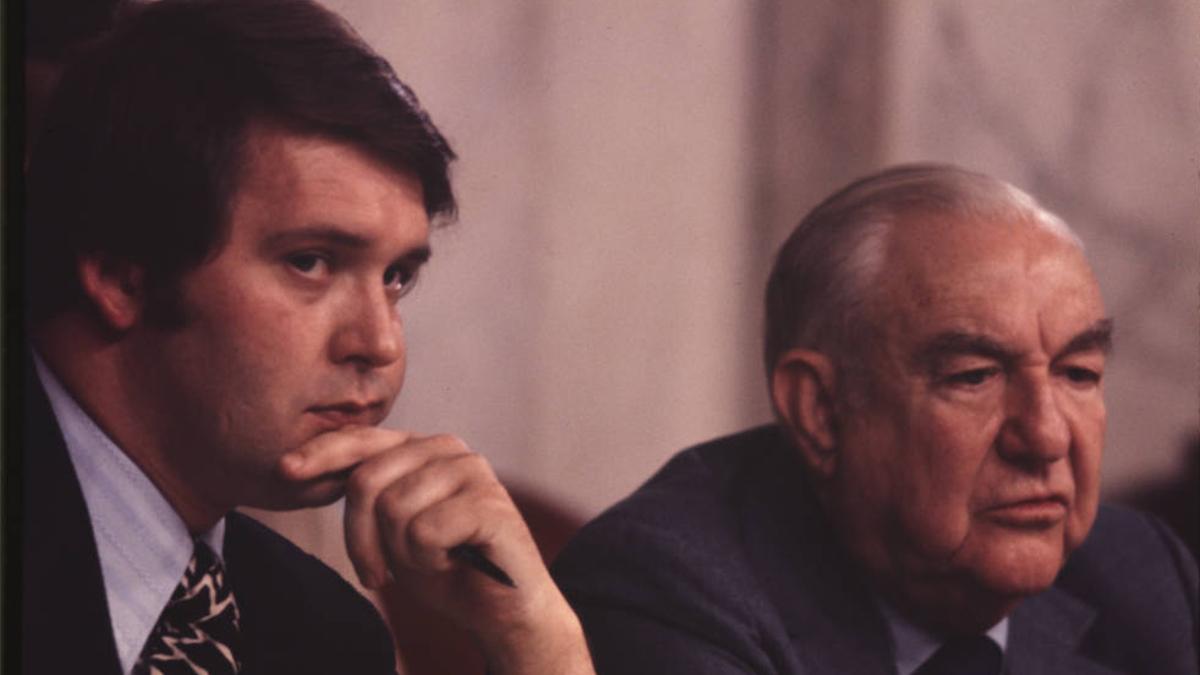 在水门博彩平台审判中，参议员萨姆·欧文站在鲁弗斯·埃德米斯顿旁边.