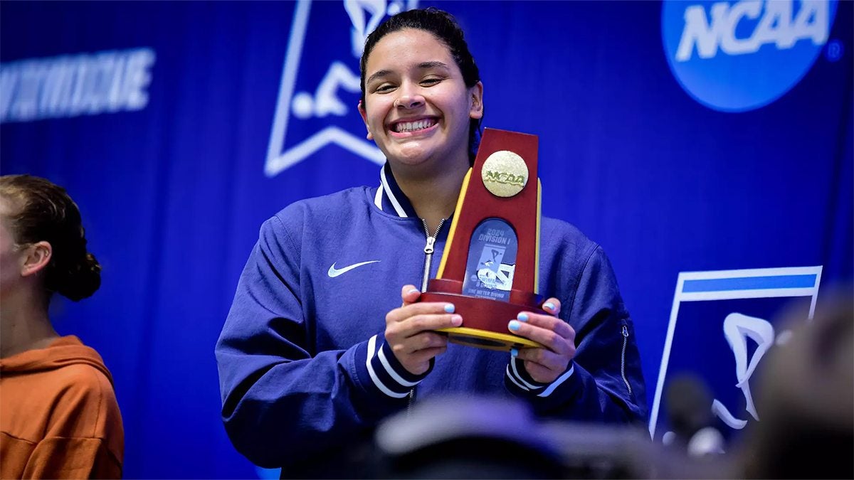 Aranza Vazquez Montaño with a trophy