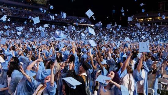 学生们在凯南体育场的毕业典礼上投掷帽子