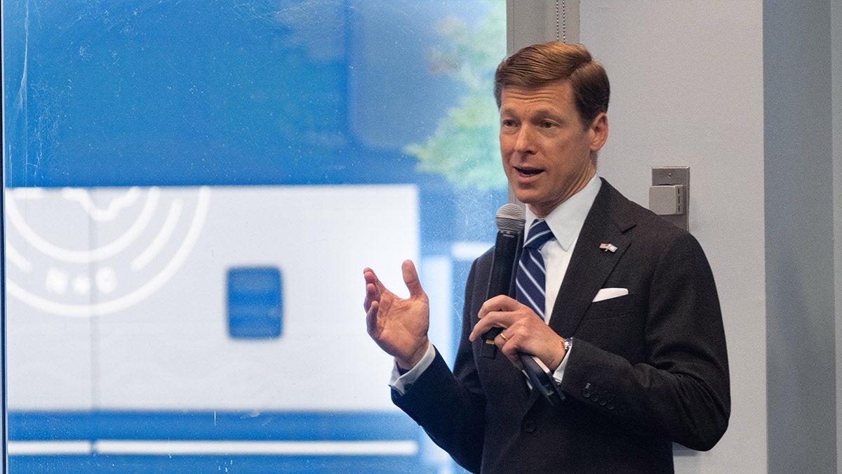 Lee H. Roberts speaks to members of the Tar Heel Bus Tour before they depart.