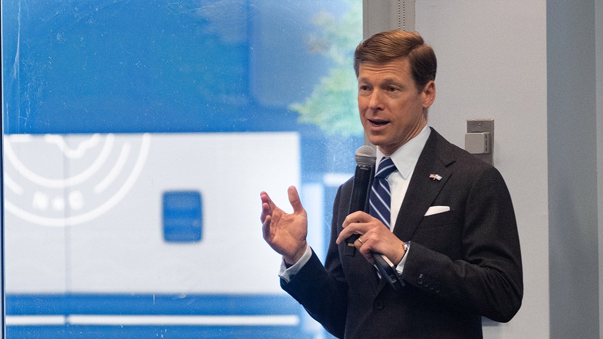 Lee H. Roberts speaks to members of the Tar Heel Bus Tour before they depart.